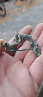 Romeins bronzen fibula, Bodemvondst, Ophalen of Verzenden, Brons