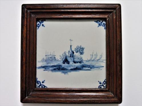 Delfts blauwe tegel landschap woonhuis toren hooischuur boot, Antiek en Kunst, Antiek | Wandborden en Tegels, Ophalen of Verzenden