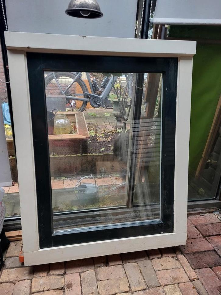 Hardhouten raam dubbel glas met kozijn, Doe-het-zelf en Verbouw, Kozijnen en Schuifpuien, Raamkozijn, Hout, 75 tot 150 cm, Ophalen of Verzenden