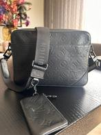 louis vuitton  messenger bag, Sieraden, Tassen en Uiterlijk, Tassen | Schoudertassen, Overige merken, Gebruikt, Zwart, Ophalen of Verzenden