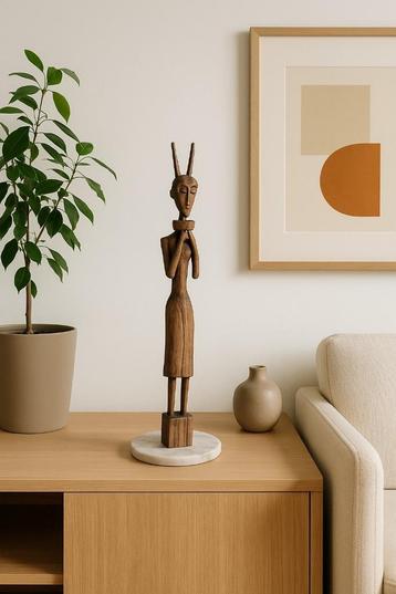 Houten beeldje beschikbaar voor biedingen