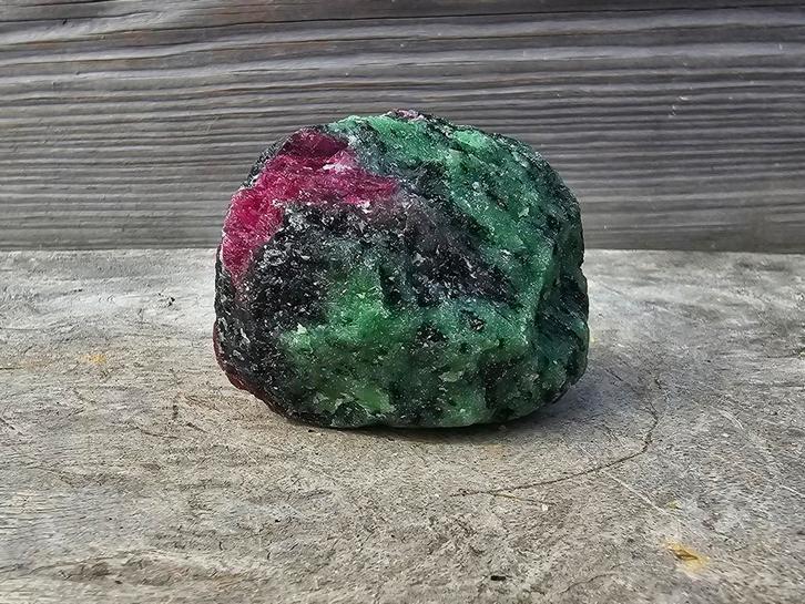 Ruwe robijn in zoisiet 117 gram, Verzamelen, Mineralen en Fossielen, Mineraal, Ophalen of Verzenden