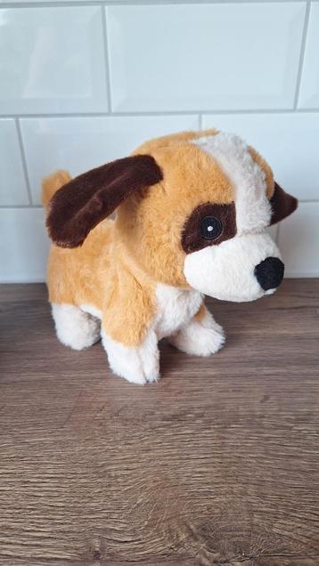 Leuke wandelende hond met geluid beschikbaar voor biedingen