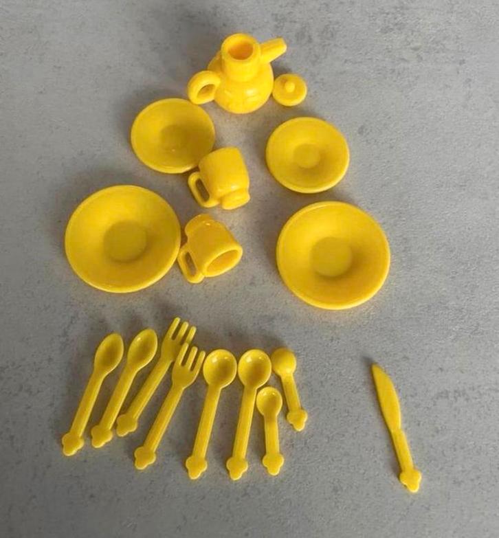 Evi love mini geel serviesje leuk bij Barbie, Verzamelen, Poppen, Gebruikt, Accessoires, Ophalen of Verzenden