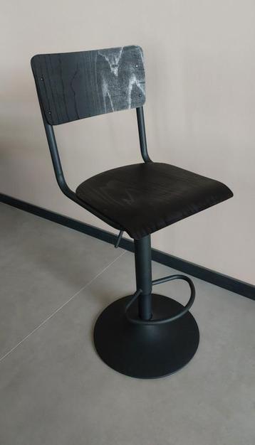 Zwarte barkrukken in hoogte verstelbaar, draaibaar beschikbaar voor biedingen