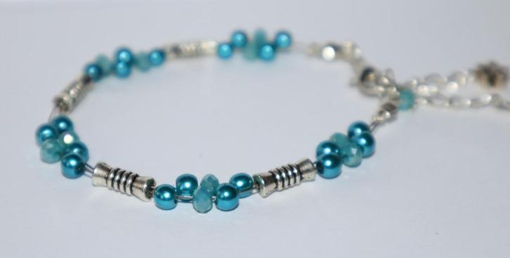 Armbandje met pareltjes, facetkralen en metalen kralen, Sieraden, Tassen en Uiterlijk, Armbanden, Nieuw, Blauw, Met bedels of kralen