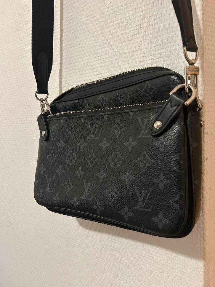 Zwarte tas met monogram print – compact & stijlvol, Sieraden, Tassen en Uiterlijk, Tassen | Schoudertassen, Zo goed als nieuw