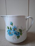 Vintage schenkkan met blauwe rozen, China, Gebruikt, Overige typen, Ophalen of Verzenden, Overige stijlen