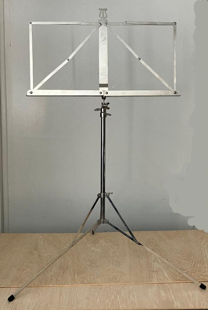 K&M 101 Muzieklessenaar 101 – Vernikkeld  (König & Meyer), Muziek en Instrumenten, Standaards, Zo goed als nieuw, Muziekstandaard