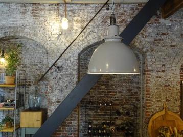 Toffe fabriekslamp uit Shell fabriek Engeland  beschikbaar voor biedingen