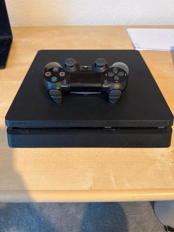 Zwarte PS4 met kabels beschikbaar voor biedingen