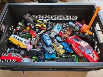 Krat vol CARS autootjes + diversen beschikbaar voor biedingen