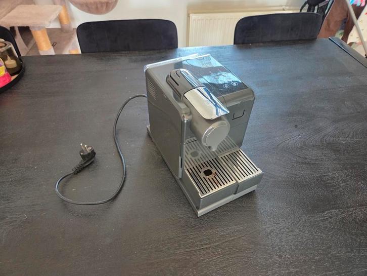 Delonghi Nespresso koffie machine EN560B, Witgoed en Apparatuur, Koffiezetapparaten, Gebruikt, Koffiepads en cups, Koffiemachine