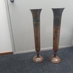 2 lange smalle vazen metaal. Hoogte 52 cm, Huis en Inrichting, Woonaccessoires | Vazen, Ophalen, Overige kleuren, Overige materialen