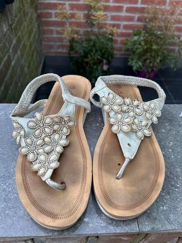 Sandalen met bloemen en kristallen – gebruikte staat beschikbaar voor biedingen