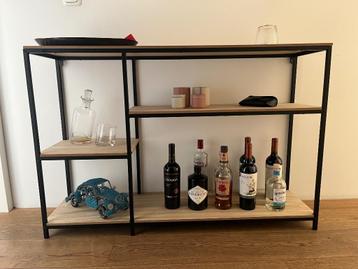 Industrieel dressoir met metalen frame en hout beschikbaar voor biedingen