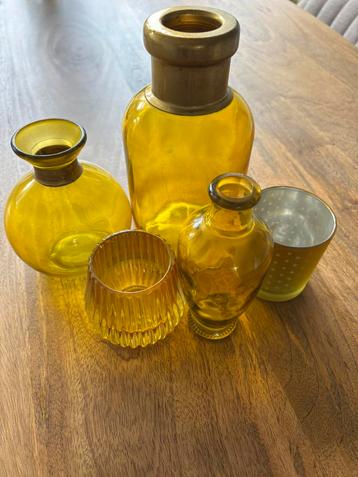 Okergele accessoires beschikbaar voor biedingen