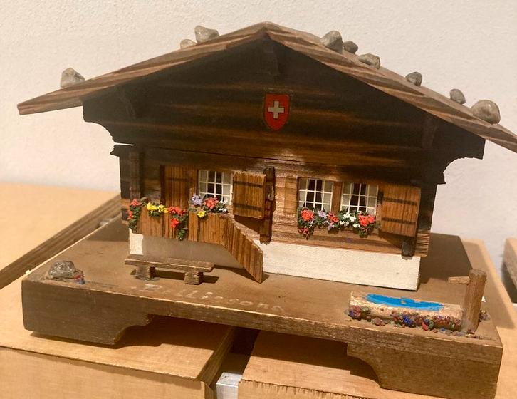 Vintage houten Zwitserse chalet muzikale sieradendoos, Antiek en Kunst, Antiek | Woonaccessoires, Ophalen of Verzenden