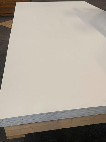 Partij Okoume multiplex wit gegrond 310cm x 153cm 10mm beschikbaar voor biedingen