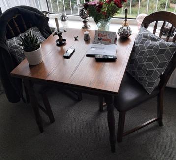 Kleine eiken eettafel kan uitschuiven met 2 stoelen  beschikbaar voor biedingen