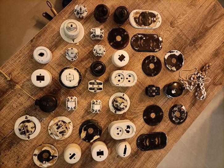 Oude Bakeliet & Porselein Schakelmateriaal, Doe-het-zelf en Verbouw, Elektra en Kabels, Gebruikt, Schakelaar, Ophalen of Verzenden