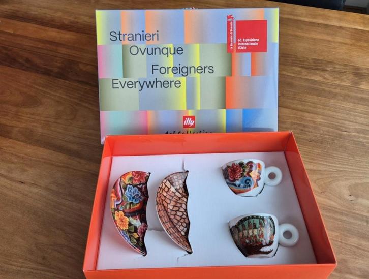 Illy Art Collection 2024 Foreigners Everywhere espresso set1, Verzamelen, Porselein, Kristal en Bestek, Nieuw, Kop en/of schotel