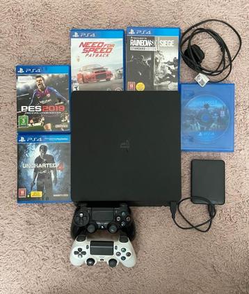 Playstation 4 + 2 DualShock controllers + spel beschikbaar voor biedingen