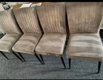 4 bruine stoelen beschikbaar voor biedingen