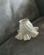 Witte glazen lampenkap met bloemmotief c.q roklampje 10 cm, Roklampje jaren 60 , 70, Gebruikt, Wit, Rond