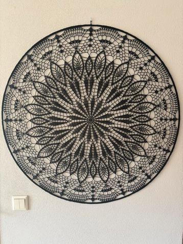 Prachtige zelf gehaakte mandala 90 cm groot. beschikbaar voor biedingen