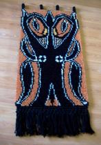 MOOI HANDGEKNOOPT WOLLEN WANDKLEED MET UIL, RETRO SMYRNA, Ophalen of Verzenden