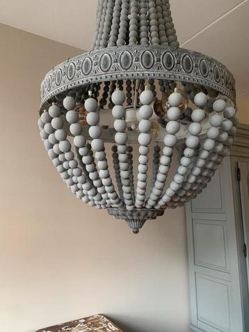 Grote hanglamp met houten kralen beschikbaar voor biedingen