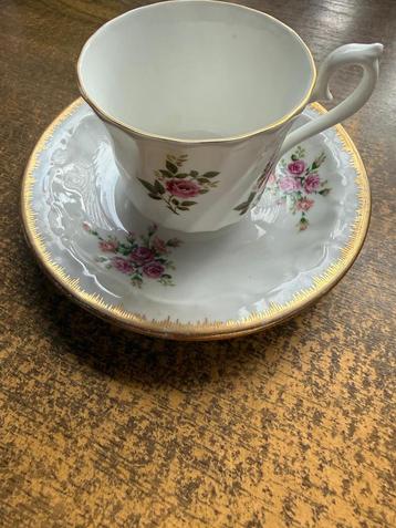 Kopje met schoteltje beschikbaar voor biedingen