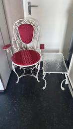 Brocante smeedijzeren stoel met bijzettafeltje, Antiek en Kunst, Ophalen of Verzenden