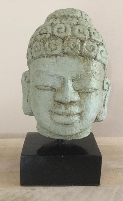 Sculptuur buddha hoofd van steen zachtgroen gepatineerd, Antiek en Kunst, Kunst | Niet-Westerse kunst, Verzenden