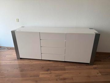 Witte hoogglans dressoir met chroom