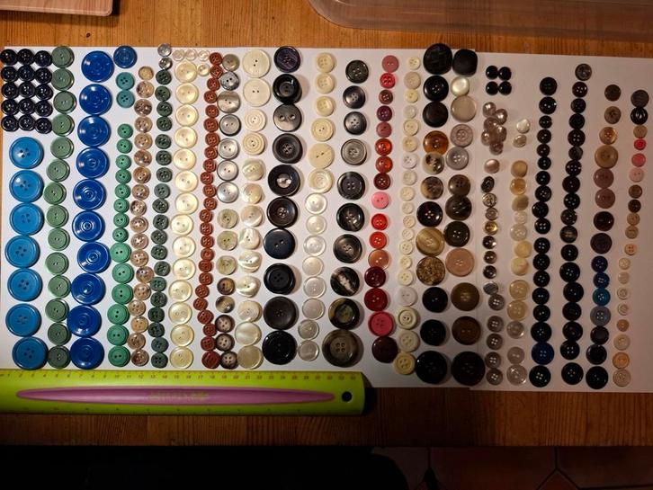 C. 370 prachtige vintage knopen uit de oude doos, Hobby en Vrije tijd, Naaien en Fournituren, Knoop of Knopen, Ophalen of Verzenden