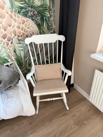 Witte houten schommelstoel incl. kussens voor een babykamer beschikbaar voor biedingen