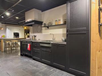 Showr keuken eiken hout, stenen blad, fornuis beschikbaar voor biedingen