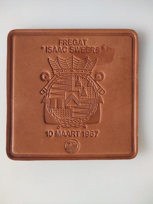 Lederen onderzetter van Fregat Isaac Sweers 1967 - marine, Verzamelen, Militaria | Algemeen, Marine, Embleem of Badge, Nederland