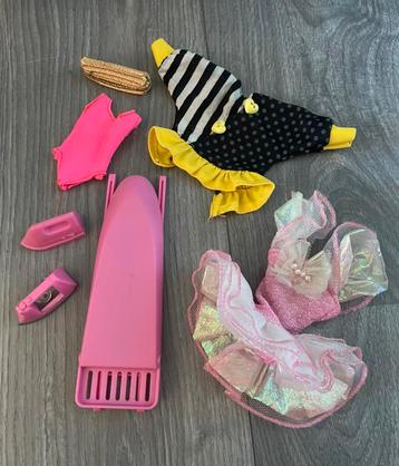 Vintage lot barbiekleertjes strijkplank strijkijzer kleding beschikbaar voor biedingen