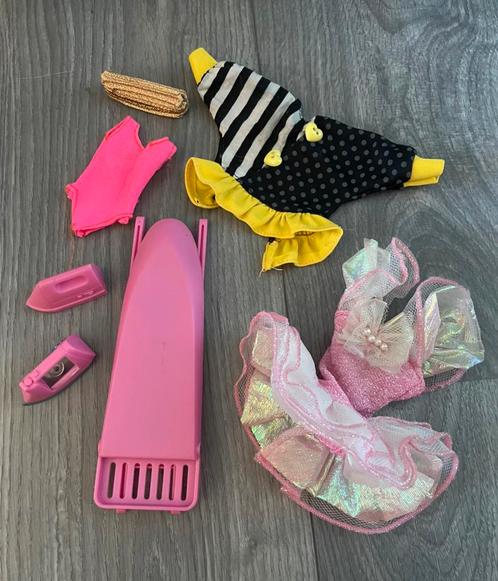 Vintage lot barbiekleertjes strijkplank strijkijzer kleding, Verzamelen, Poppen, Accessoires, Ophalen of Verzenden