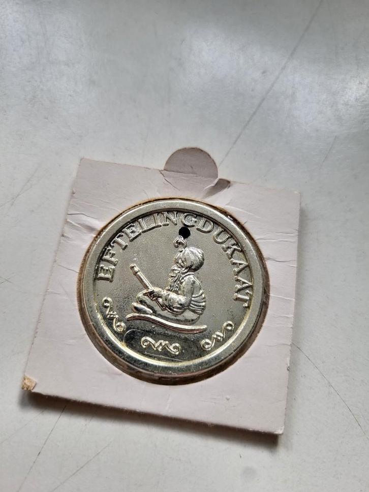 Efteling dukaat (plastic) Fakir op zwevend tapijt, Verzamelen, Efteling, Gebruikt, Overige typen, Ophalen of Verzenden