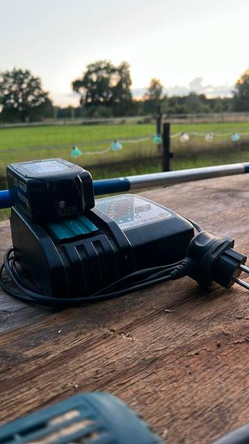Makita lader met accu beschikbaar voor biedingen