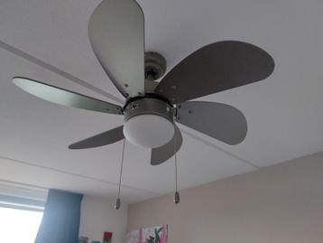 Plafond ventilator met lamp beschikbaar voor biedingen