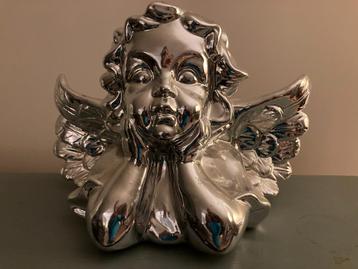 Zilverkleurige engel beschikbaar voor biedingen