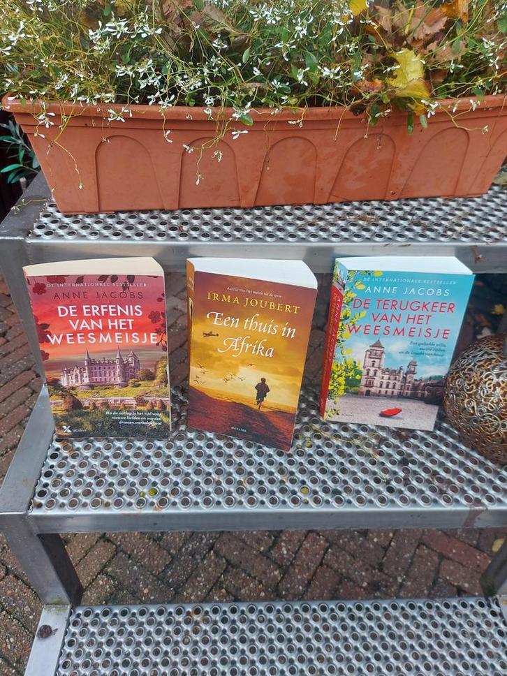 Weesmeisje Trilogie & Een Thuis in Afrika - 3 Boeken, Boeken, Romans, Zo goed als nieuw, Ophalen of Verzenden
