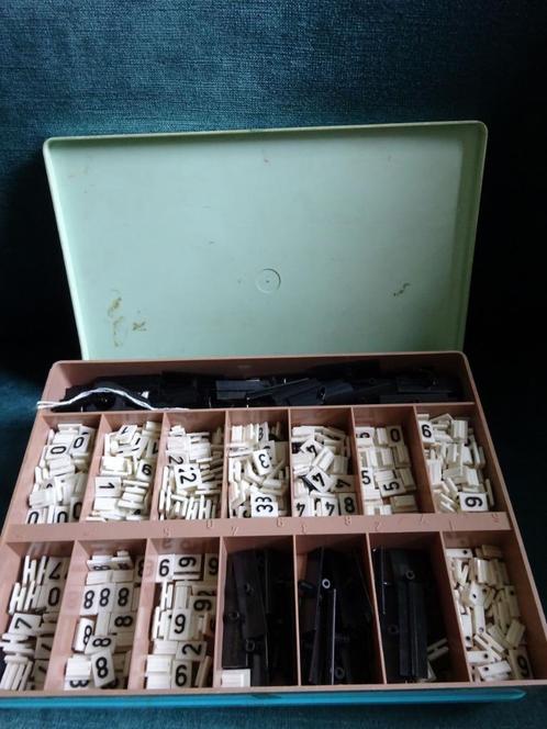 Twee vintage dozen met prijs en letterplaatjes + houdertjes, Antiek en Kunst, Curiosa en Brocante, Ophalen of Verzenden