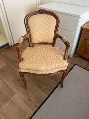 Klassieke fauteuil met goudkleurige bekleding beschikbaar voor biedingen