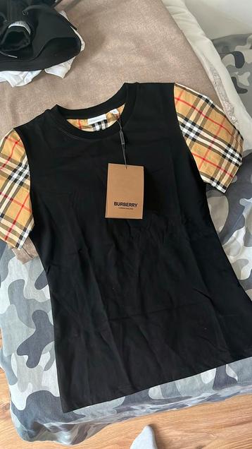 Burberry T shirt - Maat S (valt klein) beschikbaar voor biedingen